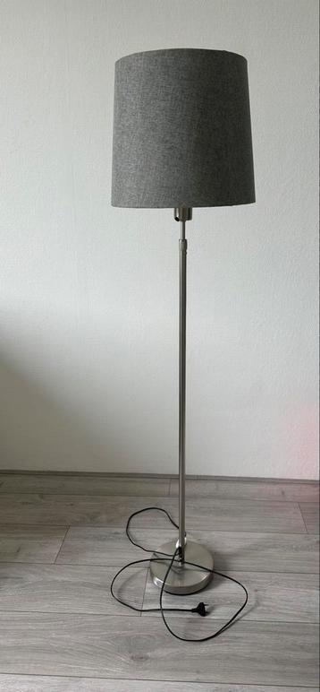 In hoogte verstelbare vloerlamp met grijze lampenkap beschikbaar voor biedingen
