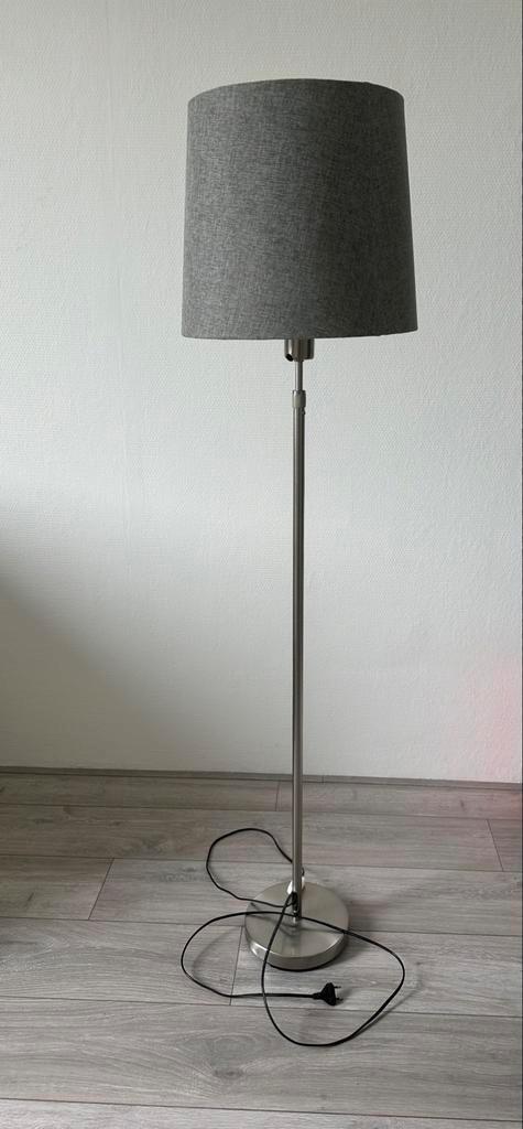 In hoogte verstelbare vloerlamp met grijze lampenkap, Huis en Inrichting, Lampen | Vloerlampen, Zo goed als nieuw, 150 tot 200 cm