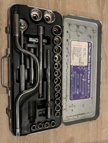 Metrische dopsleutelset in metalen kist beschikbaar voor biedingen