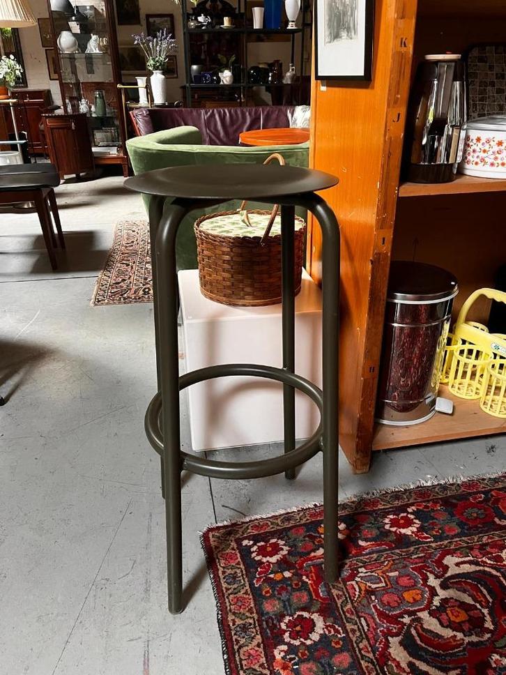 109) Gave aluminium leger groene barkruk., Huis en Inrichting, Barkrukken, Gebruikt, 60 tot 90 cm, 1 kruk, Ophalen