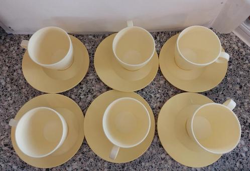 Zes Plastic Vintage Tupperware kop en schotel geel, Huis en Inrichting, Keuken | Servies, Zo goed als nieuw, Kop(pen) en/of Schotel(s)