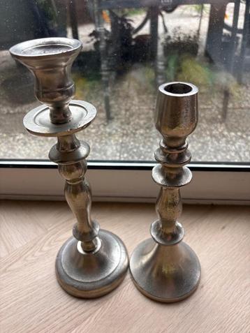 Kaarshouders in zilver kleur   beschikbaar voor biedingen
