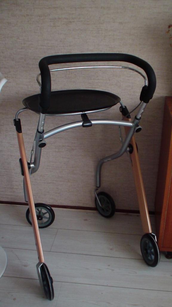 binnenhuis rollator    Trust  Design, Diversen, Rollators, Zo goed als nieuw, Lichtgewicht, Opvouwbaar, Ophalen