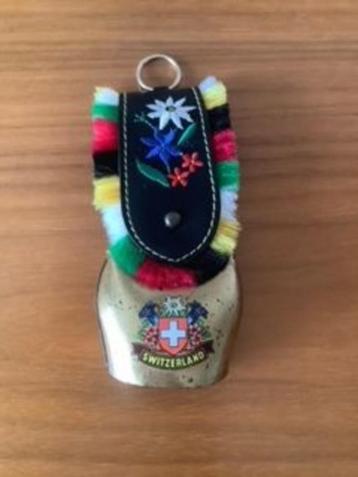 vintage messing koeienbel met textieltape uit Zwitserland beschikbaar voor biedingen