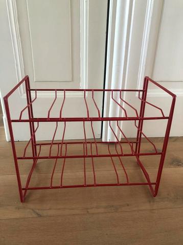 Rood wijnrekje, retro beschikbaar voor biedingen