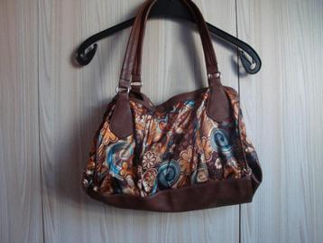 Grote bruine handtas met gekleurde satijnen stof. beschikbaar voor biedingen