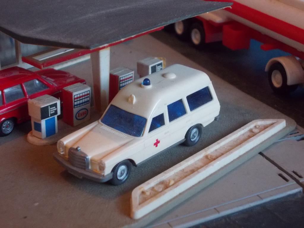 Mercedes Benz W115 /8 Binz Wiking Ambulance Rode Kruis, Hobby en Vrije tijd, Modelauto's | 1:87, Zo goed als nieuw, Auto, Wiking