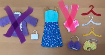 Barbiepop kleding, tas en kledinghangers beschikbaar voor biedingen