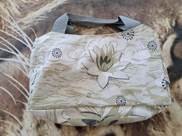 1 Splinternieuwe Toilet, 1 Koeltas En 1 Grote Reistas beschikbaar voor biedingen