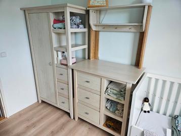 Kinderkamer; commode, kast en plankje  beschikbaar voor biedingen