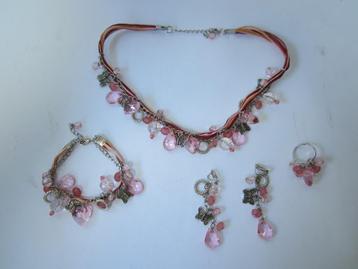 1 set roze sieraden, beschikbaar voor biedingen