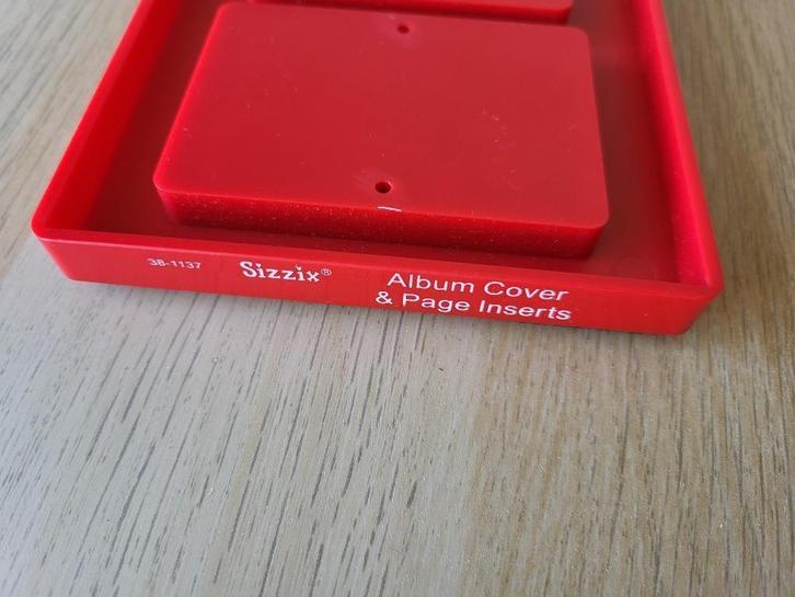 Sizzix Bigz Red Die Album Cover & Page Insert #38-1137, Hobby en Vrije tijd, Scrapbooking, Nieuw, Frame of Mal, Sizzix, Verzenden