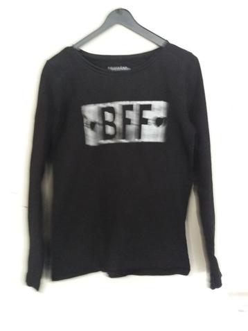 Een zwart T-Shirt met zilverkleurige opdruk en lange mouwen. beschikbaar voor biedingen