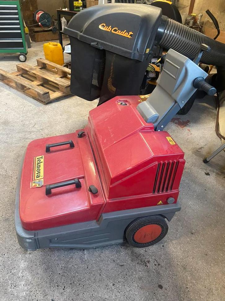 Teknova veegmachine. *nieuwe accu*, Tuin en Terras, Veegmachines, Gebruikt, Ophalen