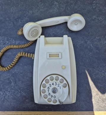 Witte wandtelefoon PTT beschikbaar voor biedingen