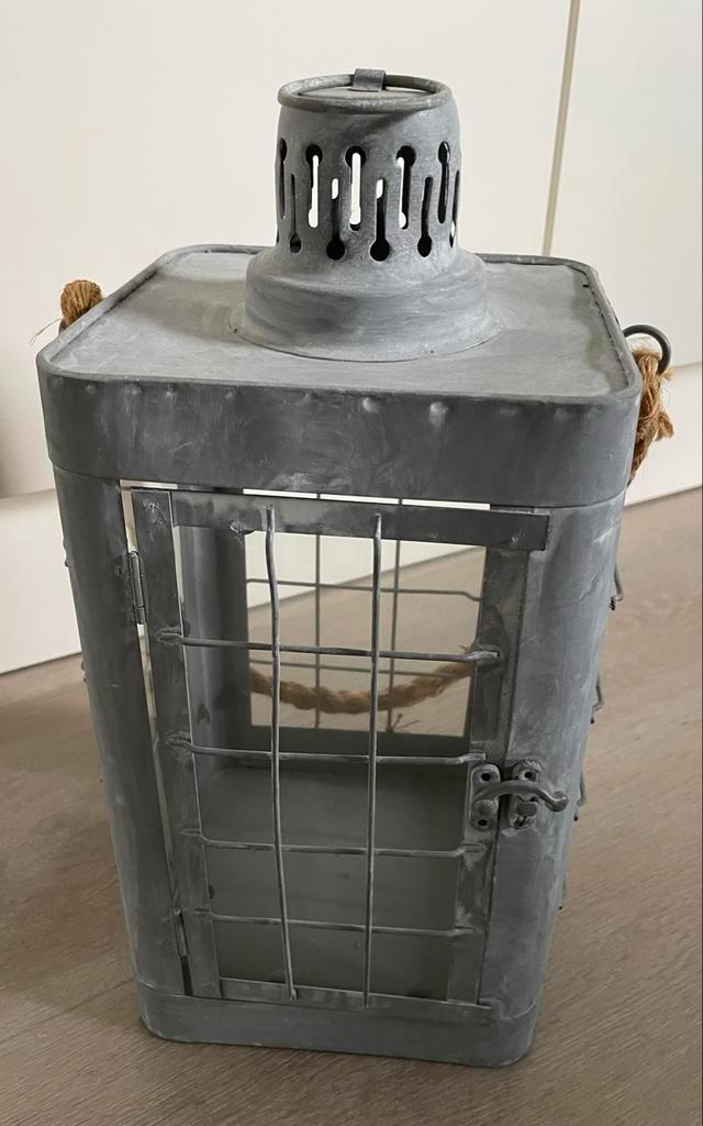 Metalen Lantaarn met Deurtje - Binnen/Buiten, Huis en Inrichting, Woonaccessoires | Kandelaars en Kaarsen, 25 tot 50 cm, Metaal