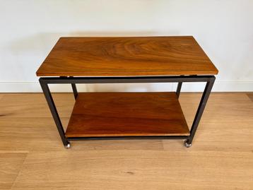 Vintage bijzet tafel op wielen beschikbaar voor biedingen