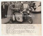 Vertrek wegenwacht Marinus de Veer A.N.W.B. Den Haag 1954, Gebruikt, Verzenden, Foto, 1940 tot 1960