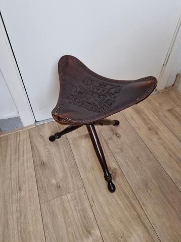 Vintage zonnegod tuig krukje driepoot reiskruk beschikbaar voor biedingen