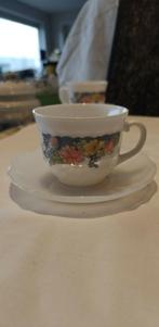 kopjes plus onderschotels Arcopal bloem motief, Ophalen of Verzenden, Overige stijlen, Kop(pen) en/of Schotel(s), Glas