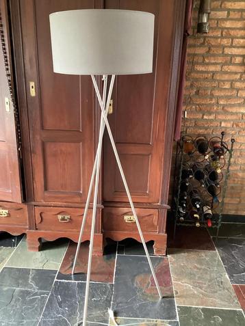 Prachtige vloerlamp beschikbaar voor biedingen