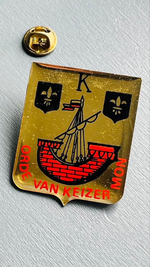 Orde van keizer Mon pin carnaval, Verzamelen, Speldjes, Pins en Buttons, Zo goed als nieuw, Overige onderwerpen, Ophalen of Verzenden