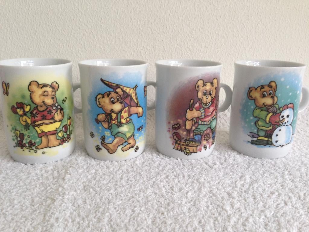 🧸 ZELDZAAM: 4 Vintage Vierseizoenen BEREN MOKKEN/Bekers., Ophalen of Verzenden, Zo goed als nieuw, Overige stijlen, Kop(pen) en/of Schotel(s)