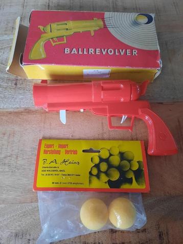 vintage ball revolver speelgoedset jaren 80 uit GDR beschikbaar voor biedingen
