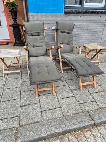 Deckchairs 2x en 2x tafel plus kussens beschikbaar voor biedingen