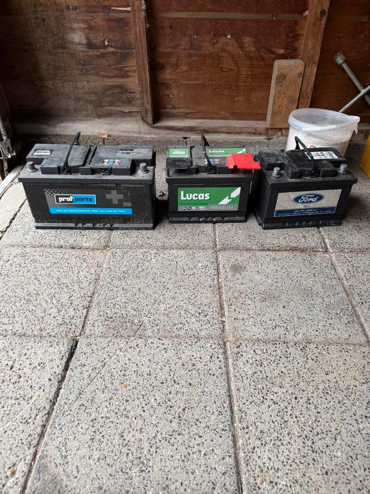 Te koop 3 auto accus 1 grote en 2 kleinere, Auto-onderdelen, Accu's en Toebehoren, Gebruikt, Ophalen