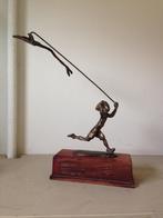 Bronzen beeldje kind met vlieger op houten voet, Antiek en Kunst, Ophalen of Verzenden