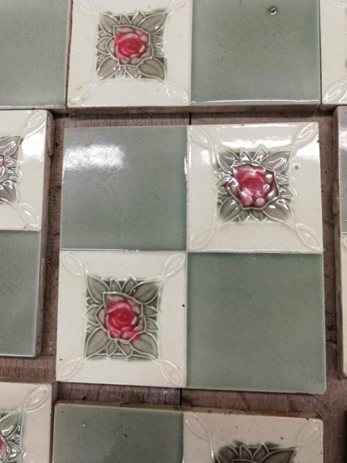 42 stuks antieke tegels vergrijsde groentinten met roosje, Antiek en Kunst, Antiek | Wandborden en Tegels, Ophalen