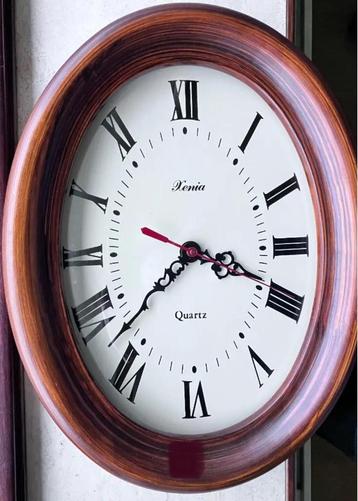 Quartz wandklok houten lijst vintage  beschikbaar voor biedingen