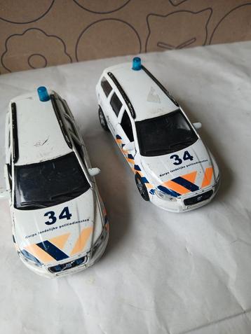 2x Volvo V70 politie 1:36 beschikbaar voor biedingen