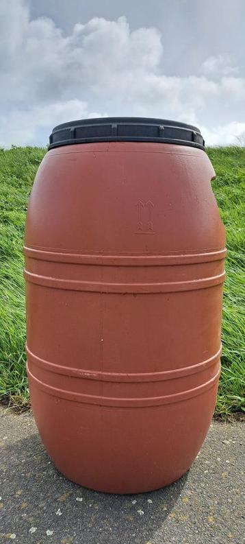 235 liter Dekselvat/regenton beschikbaar voor biedingen