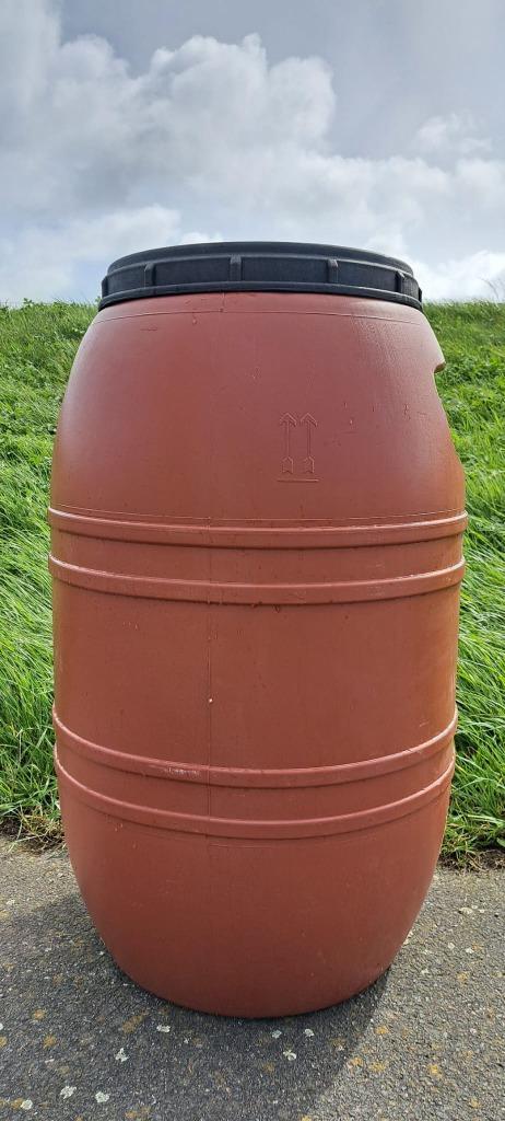 235 liter Dekselvat/regenton, Tuin en Terras, Regentonnen, Gebruikt, Kunststof, 150 liter of meer, Met kraantje, Ophalen of Verzenden
