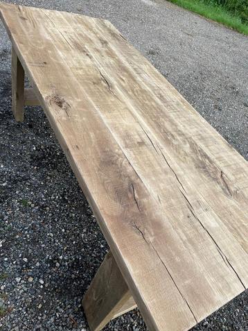 Oude Eiken Tafels beschikbaar voor biedingen