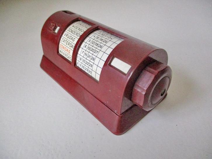 clendar bakeliet kalender en rood rode bakelieten apparaat, Antiek en Kunst, Curiosa en Brocante, Ophalen of Verzenden