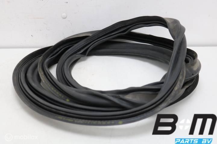 Achterkleprubber Skoda Octavia 3 Combi 5E9827705F, Auto-onderdelen, Interieur en Bekleding, Gebruikt