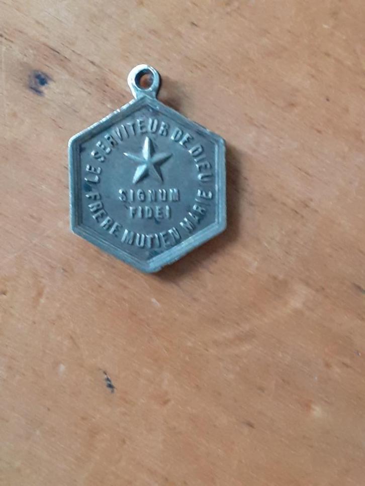 Antieke medaille LE SERVITEUR DE DIEU FRERE MUTIEN MARIE, Verzamelen, Religie, Gebruikt, Christendom | Katholiek, Sieraad, Ophalen of Verzenden