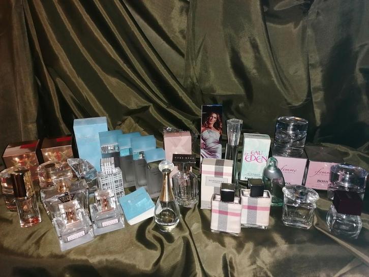 22 Lege parfum flesjes Dames., Verzamelen, Parfumverzamelingen, Zo goed als nieuw, Miniatuur, Ophalen of Verzenden