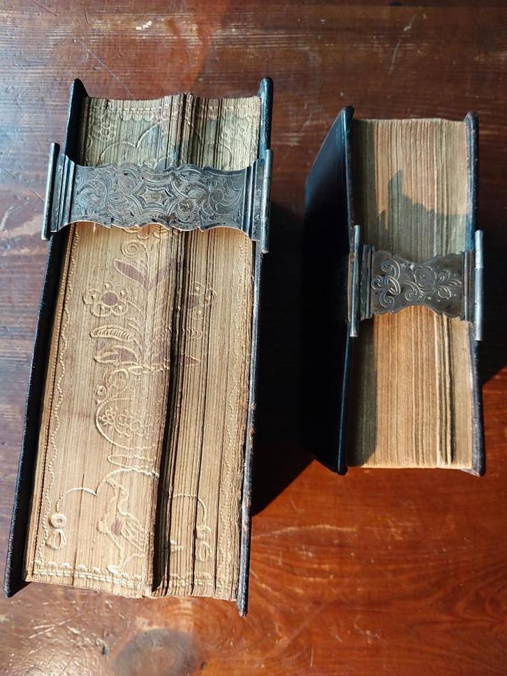 Oude Bijbels met Zilveren Slot, Antiek en Kunst, Antiek | Boeken en Bijbels, Ophalen of Verzenden