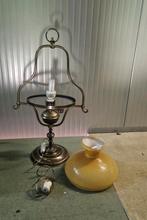 Antiek tafellamp  (messing?), kap van glas, deze is stuk, Ophalen, Gebruikt, Overige materialen, 50 tot 75 cm