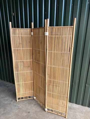 Vintage bamboe kamerscherm met drie panelen beschikbaar voor biedingen