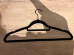 18 suède kleding hangers zwart, Ophalen of Verzenden, Zo goed als nieuw