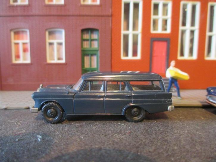 Mercedes Benz W110 190 Universal - Brekina Donkerblauw, Hobby en Vrije tijd, Modelauto's | 1:87, Zo goed als nieuw, Ophalen of Verzenden