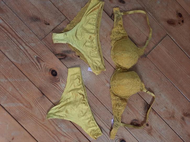 gele lingeriesetje hunkemoller 80E slip string XL, Kleding | Dames, Ondergoed en Lingerie, String, Geel, Ophalen of Verzenden
