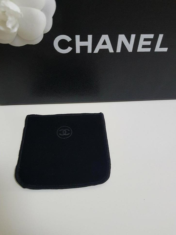 Chanel fluwelen make-up hoesje groot, Sieraden, Tassen en Uiterlijk, Uiterlijk | Cosmetica en Make-up, Overige kleuren, Verzenden