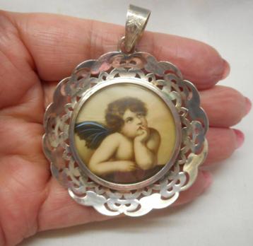 Zilveren prachtige grote oude hanger met engeltje nr.985 beschikbaar voor biedingen