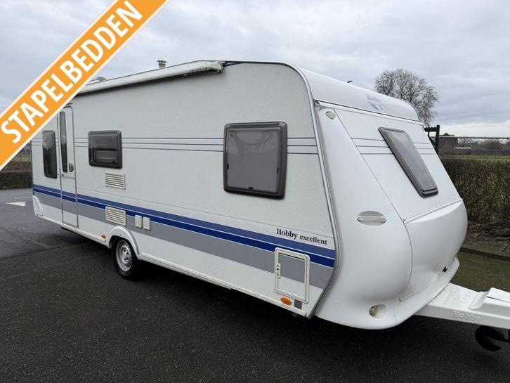 Hobby De Luxe 560 KMFE - 3 stapelbedden - luifel, Caravans en Kamperen, Caravans, Bedrijf, meer dan 6, 1250 - 1500 kg, Overige